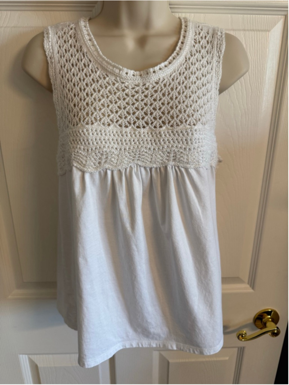white sleeveless tank top crochet knit neckline trim size M